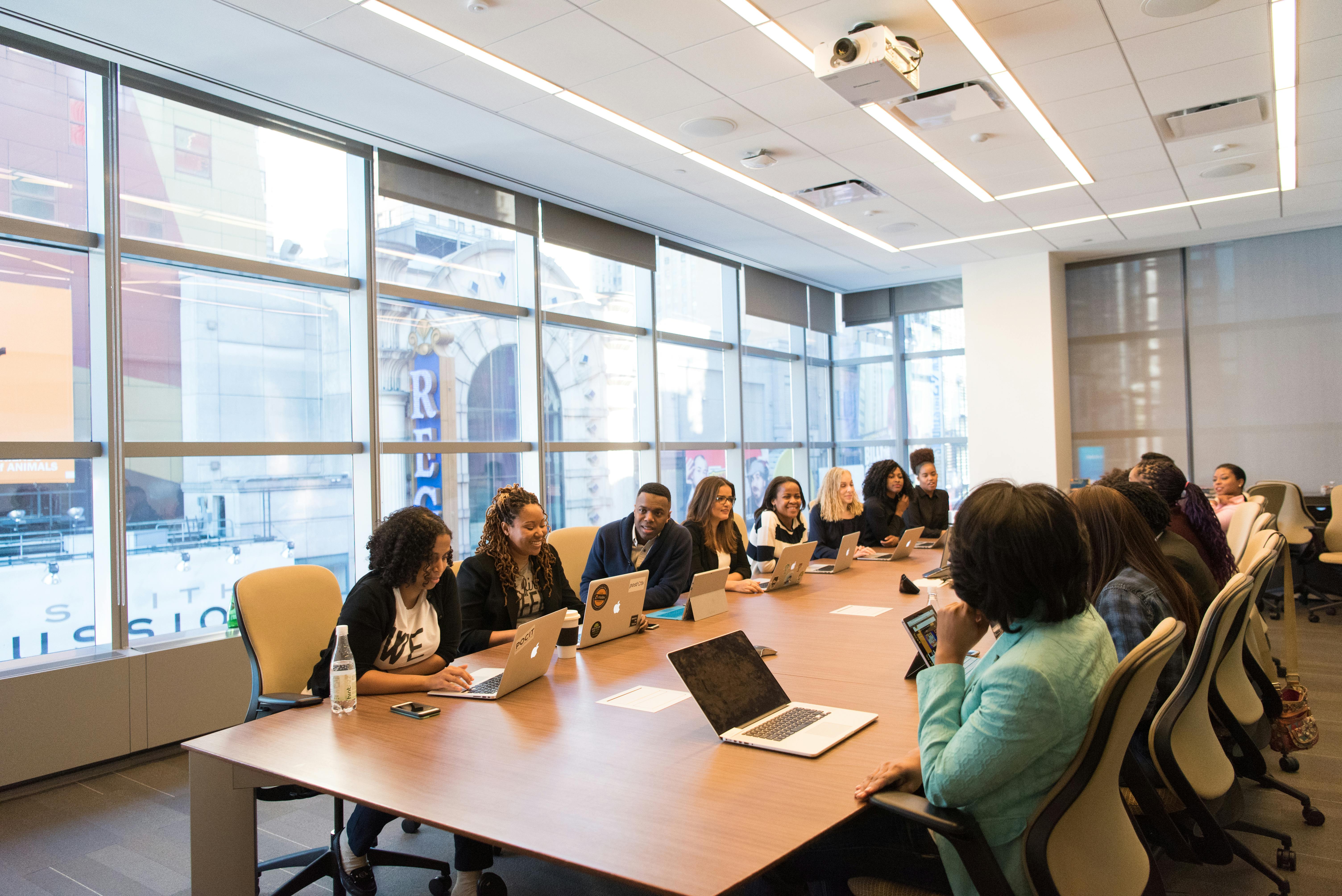 Junta de negocios en la oficina de Equality
